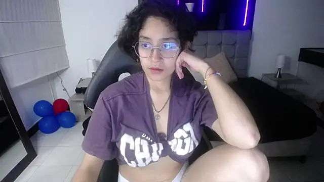 Snapshot of Lili_Gomez_ chatting on March 6, 1:46 pm Lili Gomez online show from March 6, 1:46 pm