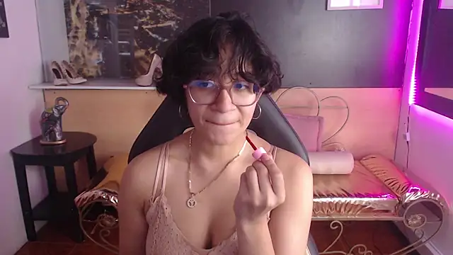 Snapshot of Lili_Gomez_ chatting on November 2, 12:18 pm Lili Gomez online show from November 2, 12:18 pm