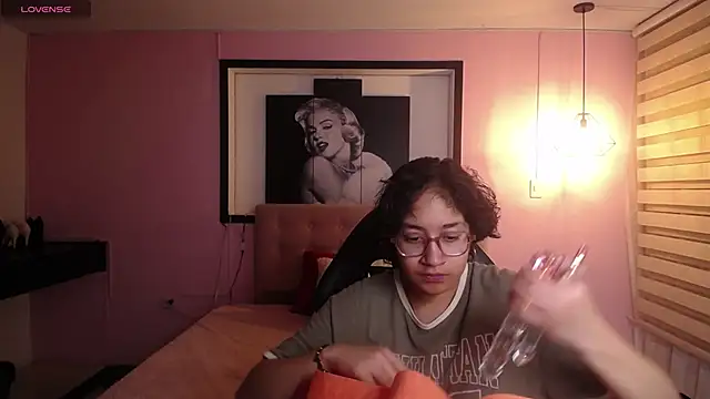 Snapshot of Lili_Gomez_ chatting on November 25, 1:44 pm Lili Gomez online show from November 25, 1:44 pm