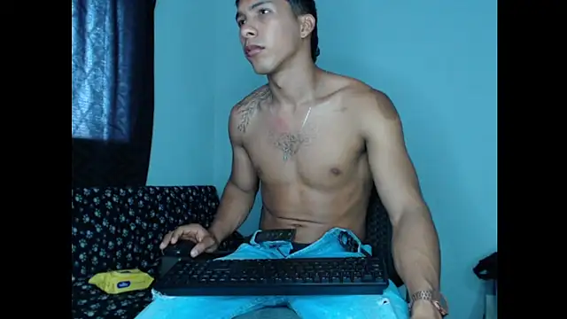 Snapshot of maximo_vega_newv chatting on December 13, 3:21 pm maximo vega newv online show from December 13, 3:21 pm