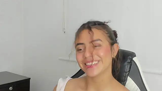 Snapshot of yaya23x chatting on January 14, 3:26 pm yaya23x online show from January 14, 3:26 pm