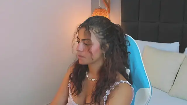 Snapshot of yaya23x chatting on February 15, 12:11 pm yaya23x online show from February 15, 12:11 pm