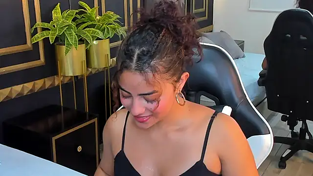 Snapshot of yaya23x chatting on February 19, 7:38 pm yaya23x online show from February 19, 7:38 pm