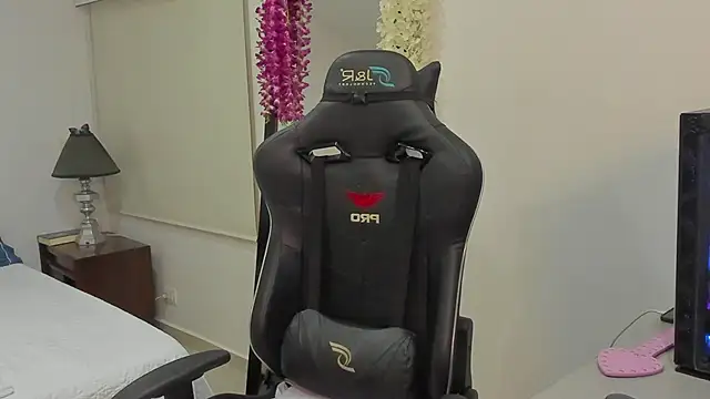 Snapshot of poisson_ivy chatting on March 7, 4:13 am poisson ivy online show from March 7, 4:13 am