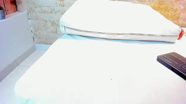 mia roldan  online show from January 14, 11:48 pm