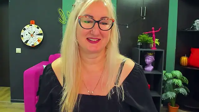 ChristyBrooks online show from February 19, 6:32 pm