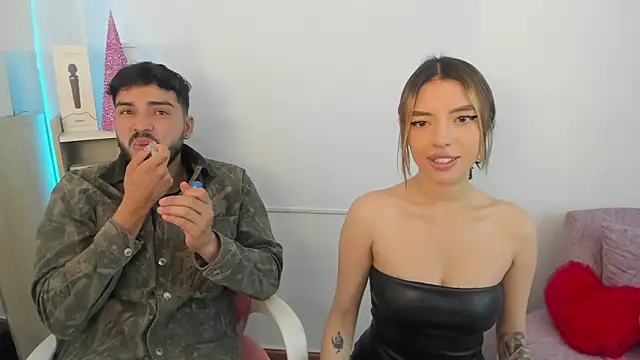 Snapshot of savage_sweethearts chatting on December 26, 3:42 pm savage sweethearts online show from December 26, 3:42 pm