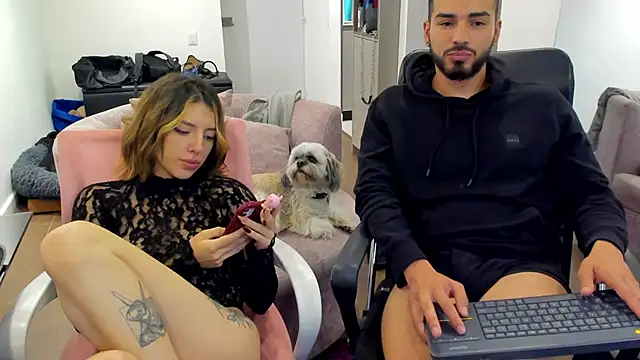 Snapshot of savage_sweethearts chatting on March 6, 3:02 am savage sweethearts online show from March 6, 3:02 am