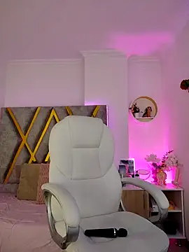 Aurora Brownn online show from February 6, 9:32 am