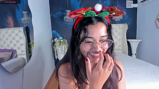 Snapshot of Ariana_Pierce chatting on December 18, 2:10 am Ariana Pierce online show from December 18, 2:10 am