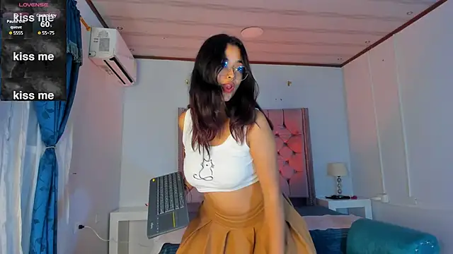 Snapshot of Ariana_Pierce chatting on January 6, 4:04 am Ariana Pierce online show from January 6, 4:04 am