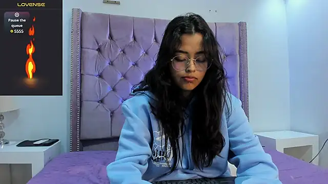 Snapshot of Ariana_Pierce chatting on February 19, 4:01 am Ariana Pierce online show from February 19, 4:01 am