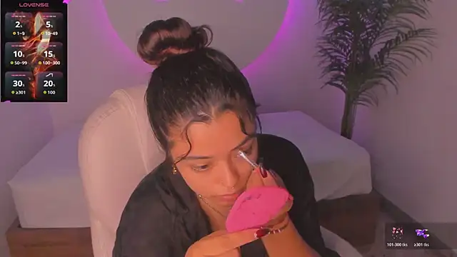 Snapshot of Ariana_Pierce chatting on November 4, 12:26 pm Ariana Pierce online show from November 4, 12:26 pm