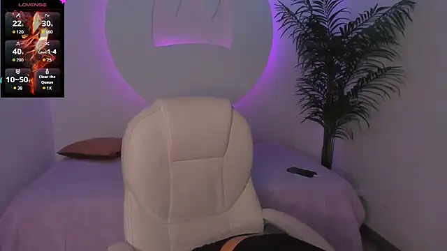 Snapshot of Ariana_Pierce chatting on November 6, 12:17 pm Ariana Pierce online show from November 6, 12:17 pm