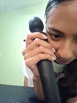 Snapshot of Jazmin-Cerezita chatting on December 21, 2:58 pm Jazmin-Cerezita online show from December 21, 2:58 pm