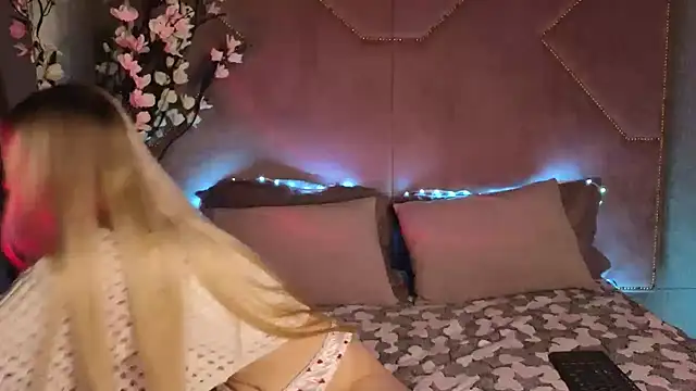 STELLA RICH online show from March 13, 9:05 pm