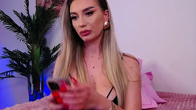 Snapshot of FelyJolie chatting on December 17, 3:39 pm FelyJolie online show from December 17, 3:39 pm