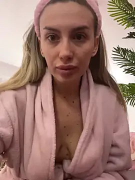 Snapshot of FelyJolie chatting on January 19, 10:17 am FelyJolie online show from January 19, 10:17 am