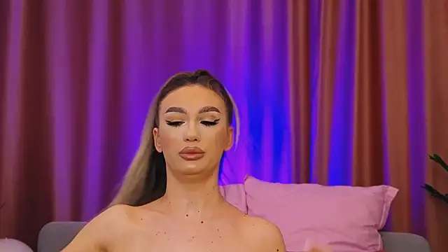 Snapshot of FelyJolie chatting on March 1, 7:19 am FelyJolie online show from March 1, 7:19 am