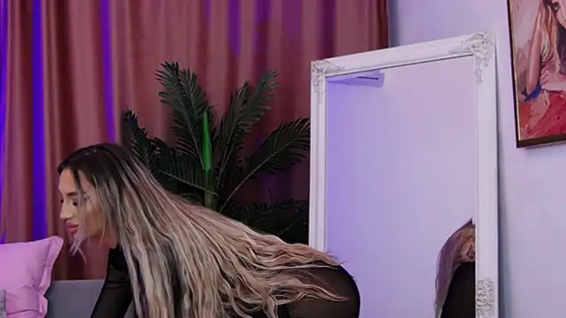 Snapshot of FelyJolie chatting on March 18, 3:53 pm FelyJolie online show from March 18, 3:53 pm