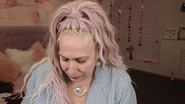 Penelope Pinky online show from March 3, 8:32 pm