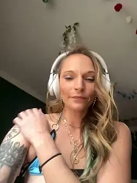 Snapshot of PrettiPluto chatting on January 10, 6:17 pm PrettiPluto online show from January 10, 6:17 pm