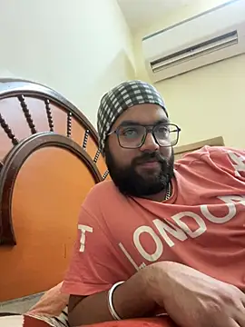 Snapshot of Arsh_Loves_Luv chatting on December 26, 7:49 pm Arsh Loves Luv online show from December 26, 7:49 pm