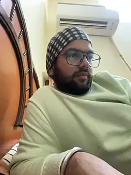 Snapshot of Arsh_Loves_Luv chatting on December 29, 2:21 pm Arsh Loves Luv online show from December 29, 2:21 pm