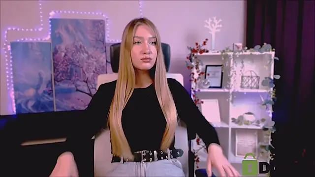 Snapshot of playful_sophie chatting on February 19, 9:03 pm playful sophie online show from February 19, 9:03 pm