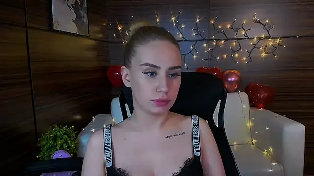 Snapshot of playful_sophie chatting on March 4, 1:01 am playful sophie online show from March 4, 1:01 am