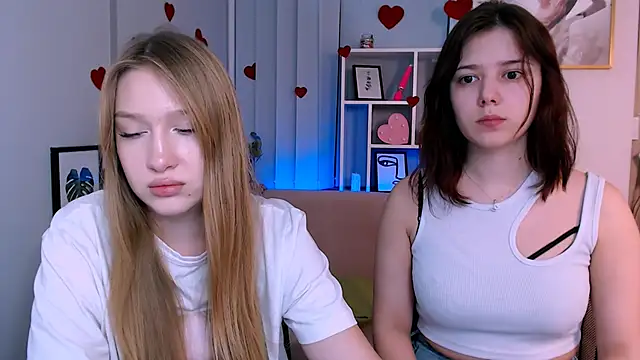 Snapshot of playful_sophie chatting on March 5, 4:02 am playful sophie online show from March 5, 4:02 am