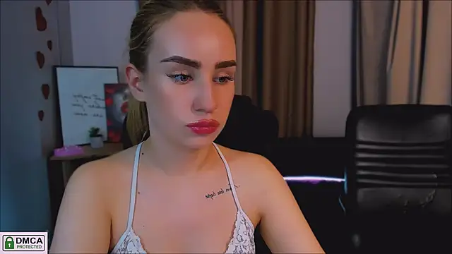 Snapshot of playful_sophie chatting on March 18, 11:53 pm playful sophie online show from March 18, 11:53 pm