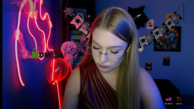 Snapshot of playful_sophie chatting on October 27, 5:28 pm playful sophie online show from October 27, 5:28 pm