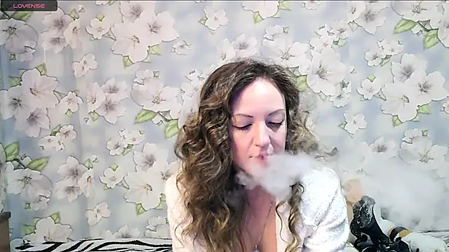 Snapshot of KattyLuuu chatting on February 23, 3:24 am KattyLuuu online show from February 23, 3:24 am