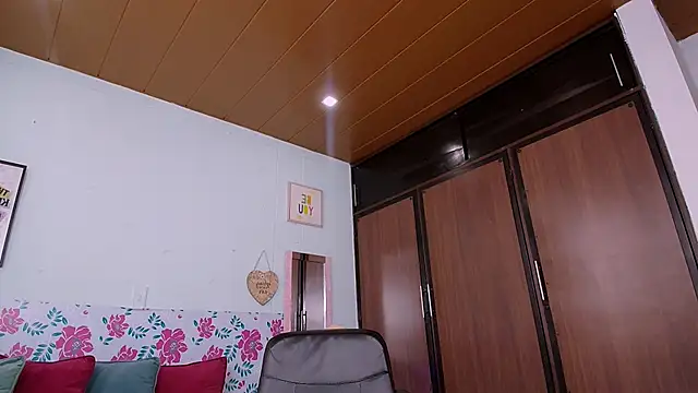 Snapshot of GabbyHills chatting on December 23, 5:32 pm GabbyHills online show from December 23, 5:32 pm