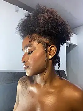 Snapshot of Zizi-campbel chatting on March 13, 8:15 am Zizi-campbel online show from March 13, 8:15 am