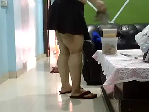 Snapshot of Housewife12 chatting on February 5, 6:46 am Housewife12 online show from February 5, 6:46 am