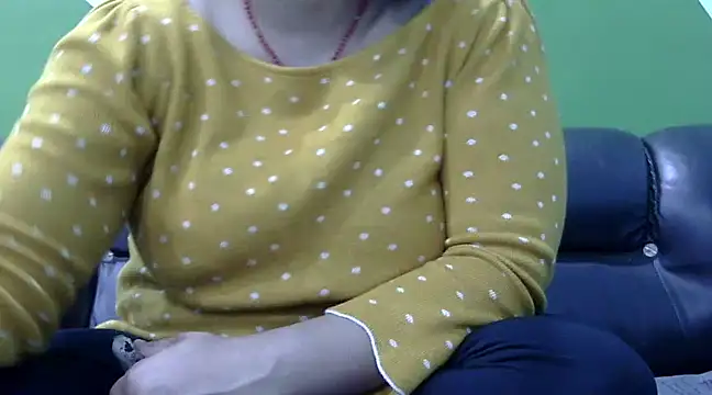 Snapshot of Housewife12 chatting on February 19, 1:50 pm Housewife12 online show from February 19, 1:50 pm