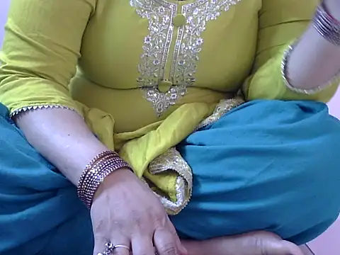 Snapshot of Housewife12 chatting on November 13, 7:07 am Housewife12 online show from November 13, 7:07 am