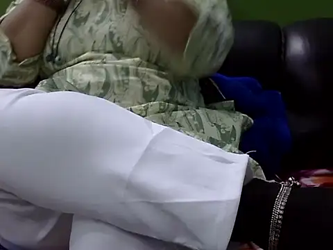 Snapshot of Housewife12 chatting on December 16, 7:35 am Housewife12 online show from December 16, 7:35 am