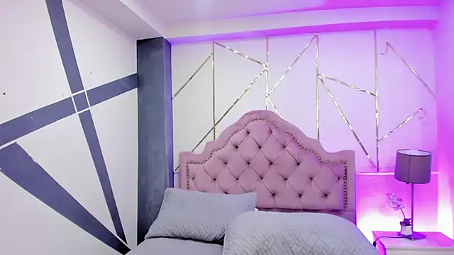 RoseCassie online show from February 3, 7:10 pm