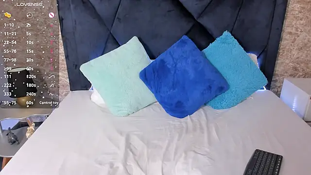 Lily Woodz online show from February 2, 6:20 pm