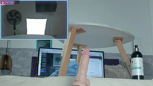 Snapshot of Little_lili19 chatting on January 12, 4:00 am Little lili19 online show from January 12, 4:00 am