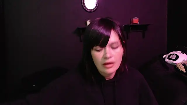 Snapshot of rousstattoo chatting on December 18, 1:33 am rousstattoo online show from December 18, 1:33 am