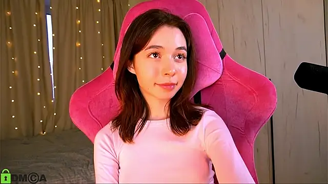 Snapshot of LittleOriana chatting on March 14, 5:05 am LittleOriana online show from March 14, 5:05 am