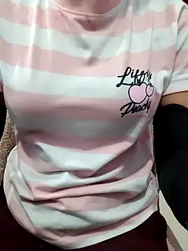 Snapshot of queen_pari chatting on February 17, 12:32 am queen pari online show from February 17, 12:32 am