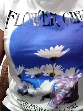 Snapshot of queen_pari chatting on February 18, 4:26 am queen pari online show from February 18, 4:26 am