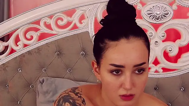 Snapshot of KimKhallifa chatting on February 12, 1:27 pm KimKhallifa online show from February 12, 1:27 pm