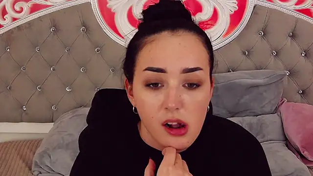 Snapshot of KimKhallifa chatting on February 28, 7:37 am KimKhallifa online show from February 28, 7:37 am