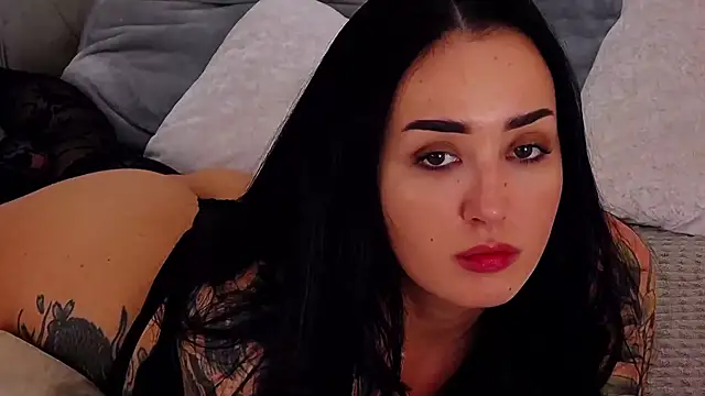 Snapshot of KimKhallifa chatting on March 1, 8:02 am KimKhallifa online show from March 1, 8:02 am